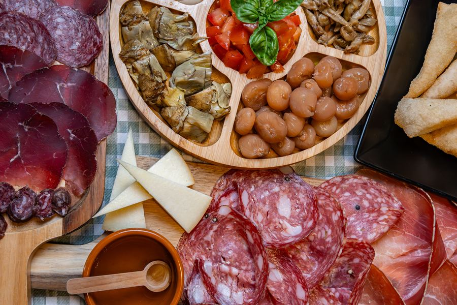 Tagliere con salumi, formaggi e prodotti del territorio