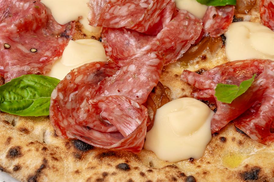 Focaccia farcita con salumi, mozzarella e basilico